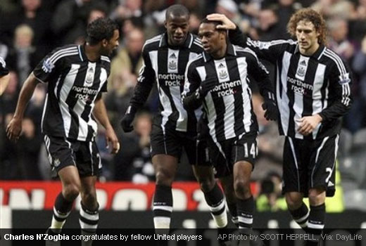 Charles N'Zogbia congratulated by his Newcastle United team mates