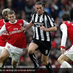 Andy Carroll running to destroy the Arsenal defense Andy Carroll running to destroy the Arsenal defense