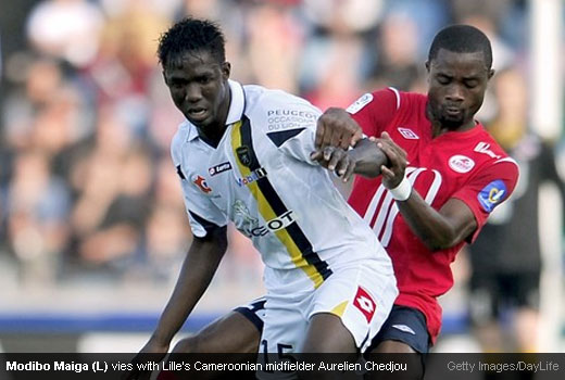 Modibo Maiga (L) keeping the ball away from Lille's Cameroonian midfielder Aurelien Chedjou [Magpies Zone/Getty Images/DayLife]