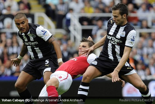 Yohan Cabaye (R) challenge Arsenal's Andrei Arshavin [Magpies Zone/Reuters Pict/DayLife]
