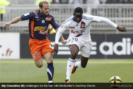Aly Cissokho (R) challenges for the ball with Montpellier's Geoffrey Dernis [Magpies Zone/AP Photo/DayLife]