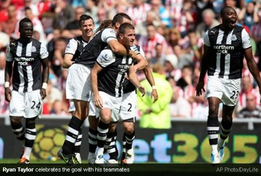 Ryan Taylor celebrates the goal with his teammates [Magpies Zone/AP Photo/DayLife]