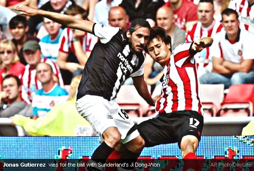 Jonas Gutierrez  vies for the ball with Sunderland's Ji Dong-Won [Magpies Zone/AP Photo/DayLife]