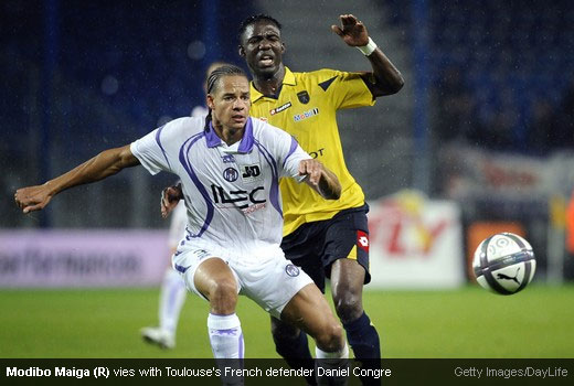 Modibo Maiga (R) vies with Toulouse's French defender Daniel Congre [Magpies Zone/GettyImages/DayLife]