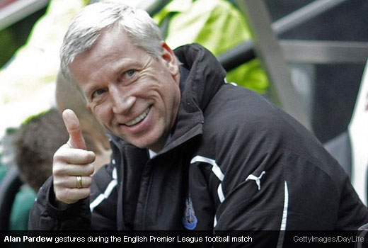 Alan Pardew gestures during the English Premier League football match [Magpies Zone/GettyImages/DayLife]