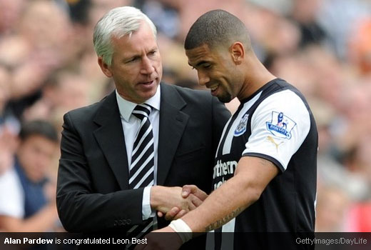 Alan Pardew is congratulated Leon Best [Magpies Zone/GettyImages/DayLife]