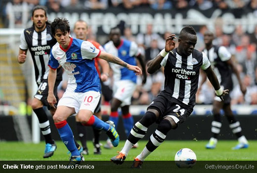 Cheik Tiote gets past Mauro Formica [MagpiesZone/GettyImages/Daylife]