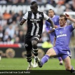 Cheik Tiote guard the ball from Scott Parker [Magpies Zone/AP Photo/DayLife]