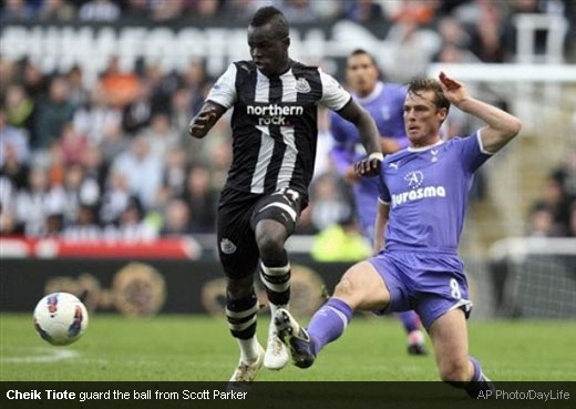 Cheik Tiote guard the ball from Scott Parker [Magpies Zone/AP Photo/DayLife]