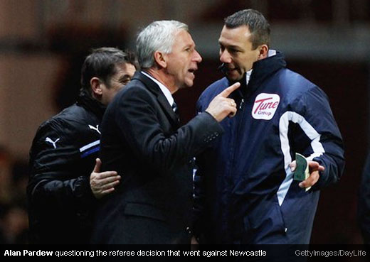 Alan Pardew questioning the referee decision that went against Newcastle [Magpies Zone/GettyImages/DayLife]