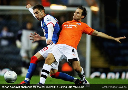 Yohan Cabaye challenge for the ball during the Carling Cup 4th round [Magpies Zone/GettyImages/DayLife]