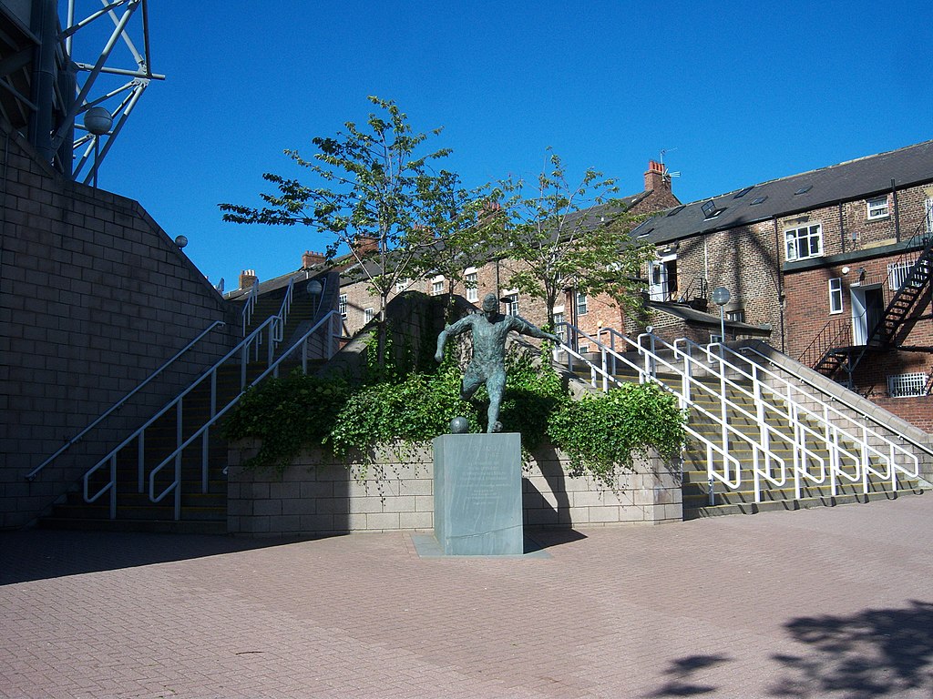 Jackie-Milburn-statue